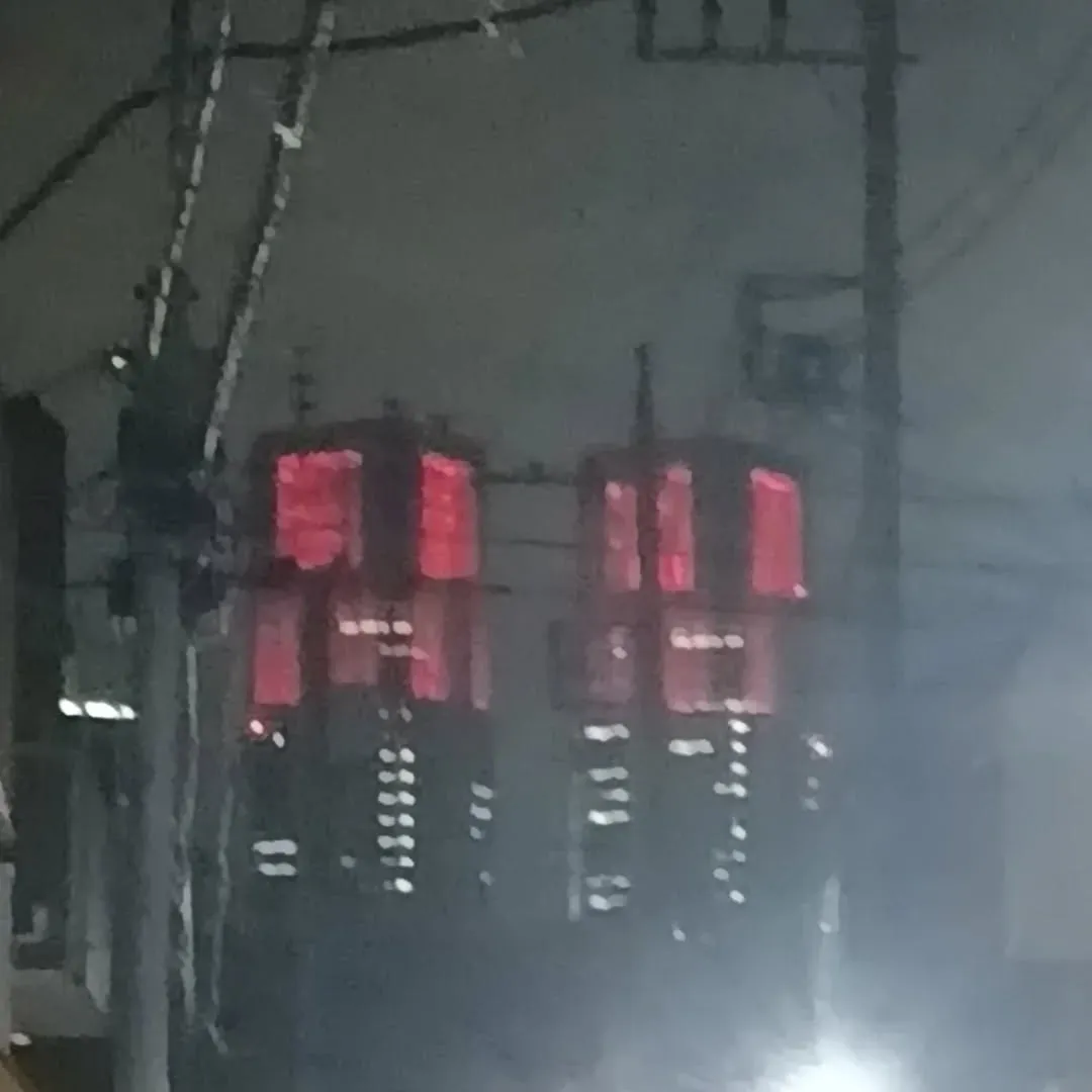 赤く彩られた東京都庁。