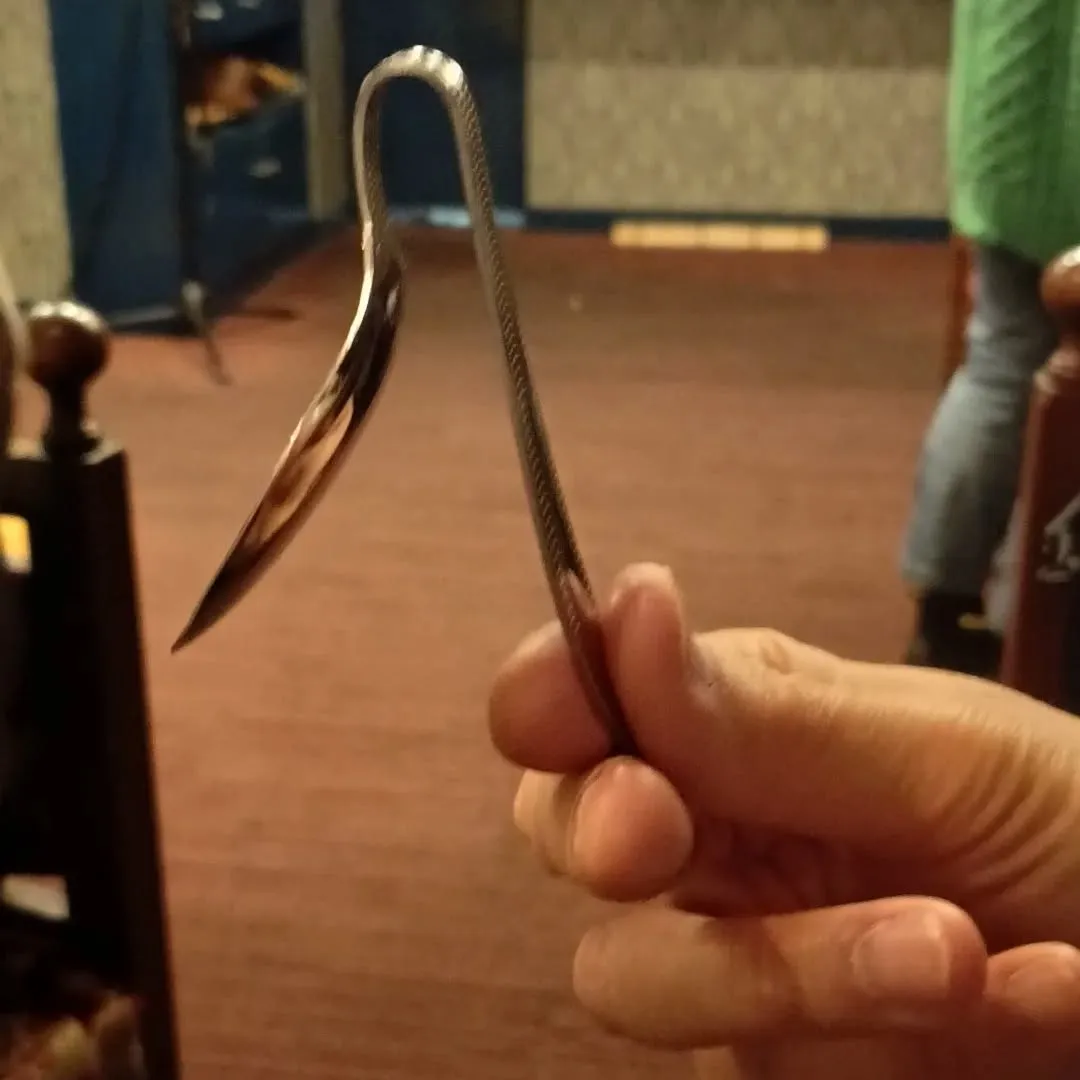 スプーン曲げのパフォーマンス。