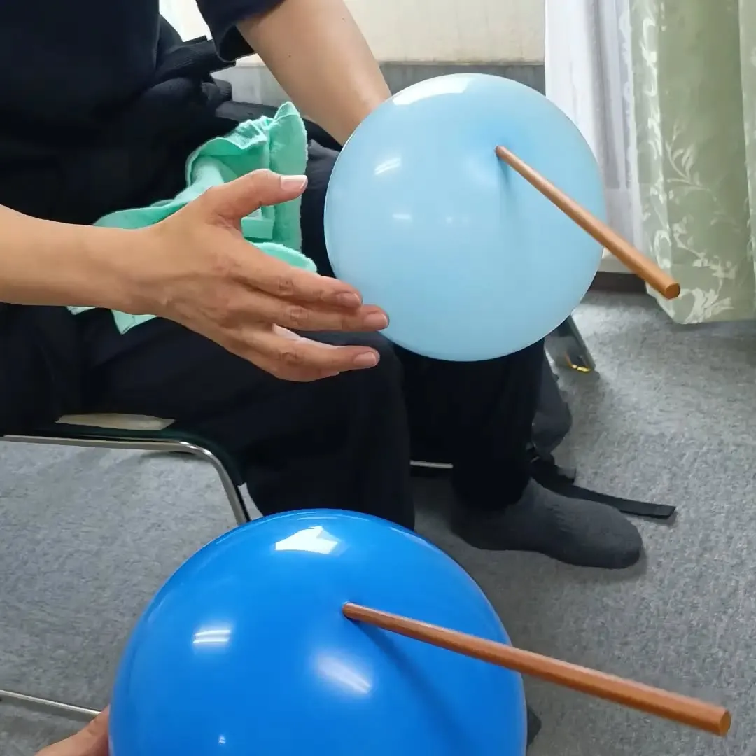 気功パフォーマンスで風船🎈に箸を通しました。